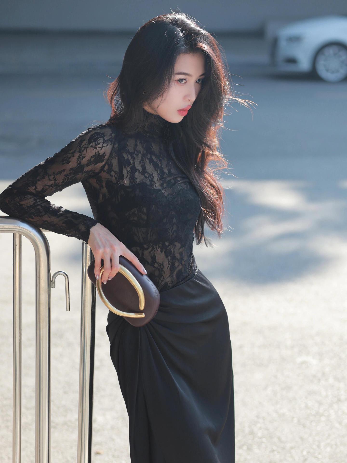 Big Gold Metal Closure Clutch  - Interior Design Gold recension och pris